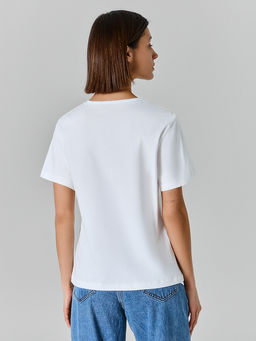 Футболка женская белая с принтом и надписью прямого кроя - Mark formelle фото 4