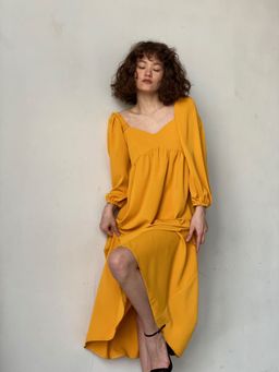 Платье-миди с пышными рукавами в цвете манго