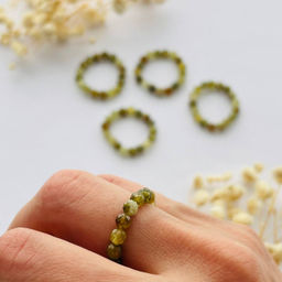 Кольцо на резинке из зеленого Граната "Гроссуляра" 16 р.
