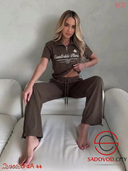 Женский спортивный костюм
