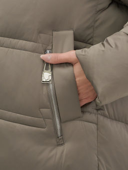 Пальто зимнее утепленное с капюшоном женское светло-коричневого цвета 7779SK - Visdeer фото 8