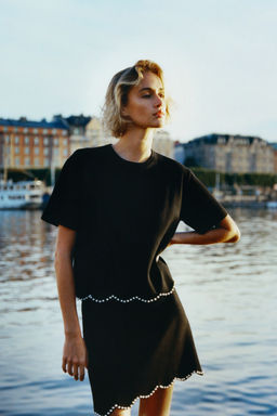 Falda de punto con cuentas decorativas