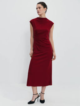 Платье миди приталенного кроя / Zarina