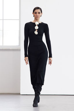 TRENDYOLMILLA Limited Edition Siyah Maxi Premium Iplik/Ozel Iplik Triko Gul Detayl? Elbise TWOAW25EL00236