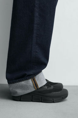 MONOCHROME TECHNICAL TRAINERS
