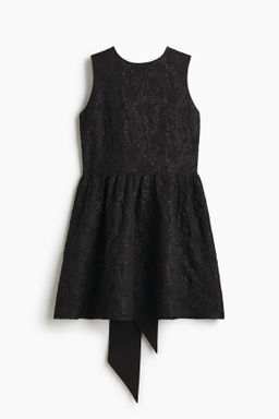 Vestido con lazada en la espalda