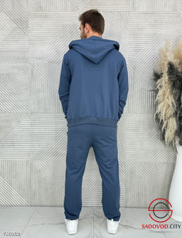 Мужской спортивный костюм