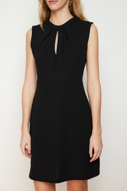 TRENDYOLMILLA Siyah Yaka Detayl? Krep Mini Skater/Belden Ac?lan Orme Elbise TWOSS23EL02015 фото 3