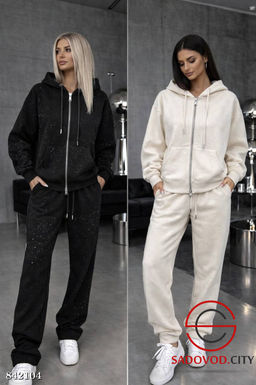 Спортивный женский костюм