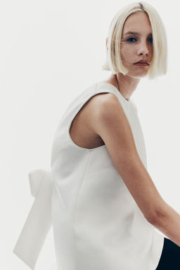 Top con lazo en la espalda