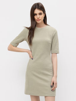 Платье-футляр в оливковом цвете оливка 152548-1