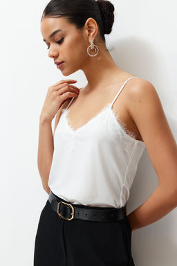 Beyaz Dantel Detayl? V Yaka Ask?l? Esnek Orme Bluz TWOSS24BZ00402