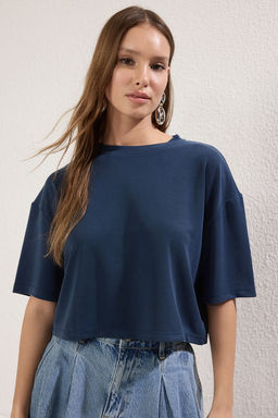 TRENDYOLMILLA Lacivert Modal Relaxed/Rahat Kal?p Crop Esnek Orme T-Shirt TWOSS25TS00048