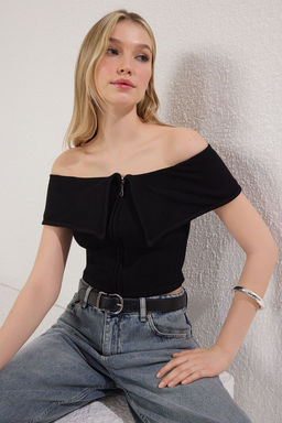Siyah Yaka Detayl? Fitted/Vucuda Oturan Crop Esnek Orme Bluz TWOSS25BZ00217