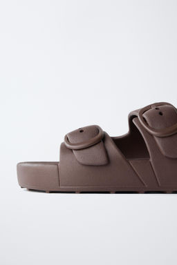 SANDALIA ENGOMADA HEBILLAS / Marr?n