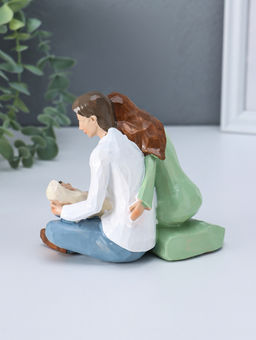 Фигурка полистоун «Молодые родители с малышом», 6.8×13.5×11.5 см