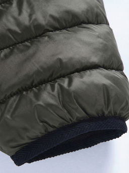 Куртка женская удлинённая стёганая с капюшоном и графеновой подкладкой цвета хаки 9628_1Kh