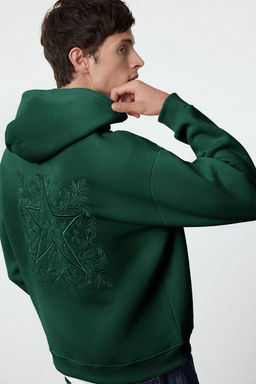 TRENDYOL MAN Antrasit Oversize/Genis Kesim S?rt? Nak?s Detayl? Kapusonlu Sweatshirt TMNAW25SW00142