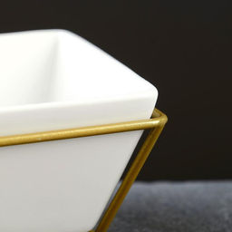 Горшок на подставке с синей подсветкой, керамический, 270 мл, 22×10×10 см, на батарейках AG3 (3 шт. в комплекте), белый на золотой подставке