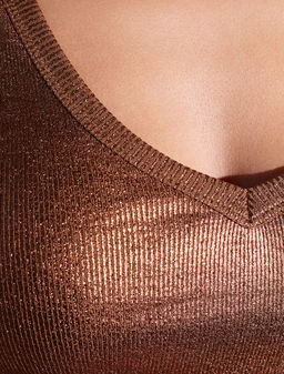 Футболка облегающая из хлопка в рубчик с V вырезом и матовым покрытием металлик - Vilatte фото 4