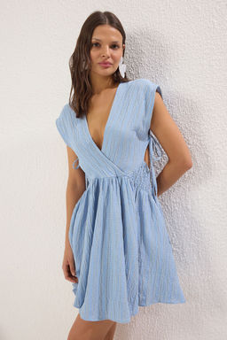 TRENDYOLMILLA Siyah Mini Dokuma Cut Out/Pencere Keten Kar?s?ml? Plaj Elbisesi TBESS24EL00075