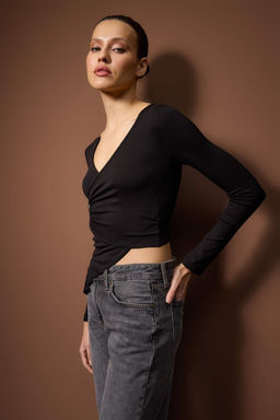 Siyah Aksesuar Detayl? Asimetrik Fitted/Vucuda Oturan Orme Bluz TWOAW26BZ00322 - Trendyolmilla фото 2