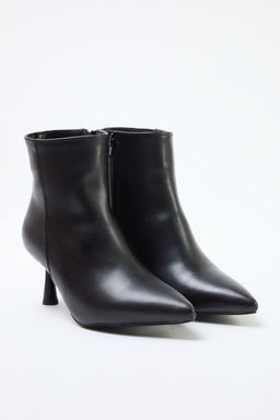 Trendyol Shoes Siyah Sivri Burun Kad?n Ince Topuklu Yar?m Bot TAKAW25BO00016