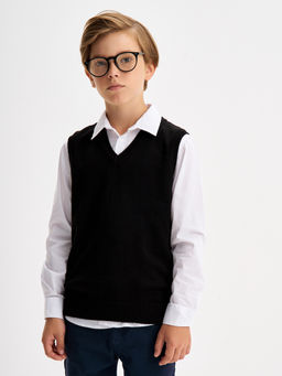 Черный вязаный жилет для мальчика