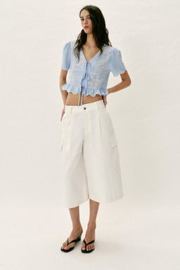 BLUSA LAZOS BORDADOS PERFORADOS / Azul claro