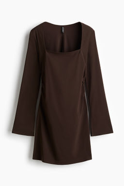 Vestido con escote cuadrado
