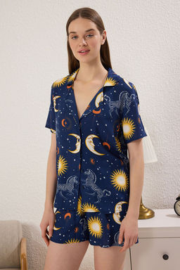 Trendyolmilla Lacivert Galaksi Desenli Viskon Sortlu Dokuma Pijama Tak?m? THMSS25PT00317