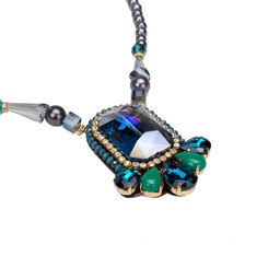 Короткое ожерелье из бусин с подвеской цвета ТОПАЗ - Модные истории фото 2