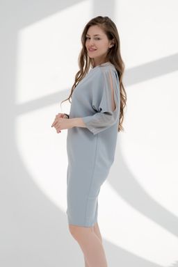 Элегантное платье с декором серое