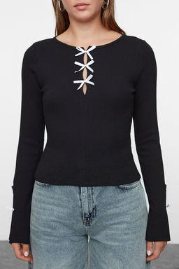 Trendyolmilla Siyah Fiyonk ve Cut Out Detayl? Bisiklet Yaka Slim/Vucuda Oturan Orme Bluz TWOAW25BZ00177