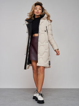 Пальто утепленное молодежное зимнее женское бежевого цвета 589899B - RoccaManer фото 19