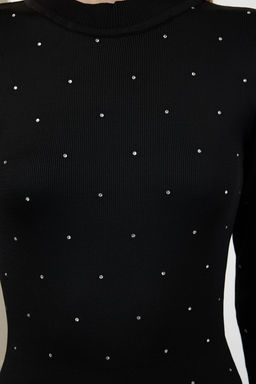 TRENDYOLMILLA Siyah Midi Triko Tas Islemeli Elbise TWOAW25EL00004  фото 4