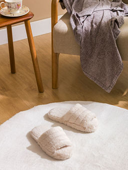 Kad?n Pel?? Ev Terli?i