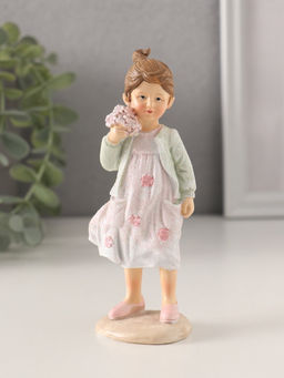 Фигурка полистоун Малышка в розовом платье и зелёной кофточке, с букетиком, 5?4?12.5 см