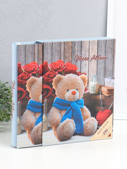 Фотоальбом на 200 фото 13х18 см "Медведь в синем шарфе и розы" в коробке 5,5х23,5х29,5 см
