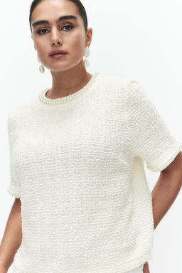 Top en boucle con cuentas decorativas