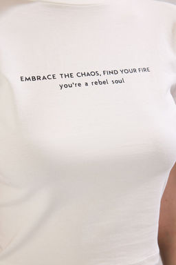 TRENDYOLMILLA Ekru Slogan Bask?l? Crop Fitted/Vucuda Oturan Orme T-Shirt TWOSS25TS00037  фото 3