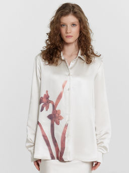Блузка женская кремовая с принтом сублимация красный цветок на молочном 122869