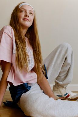 CAMISETA VARSITY TEXTO / Rosa / Blanco