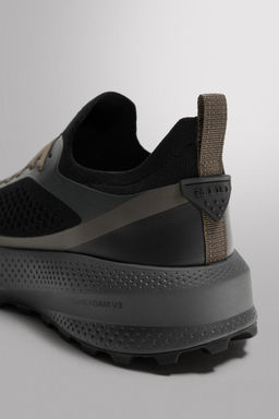 ZAPATILLA DE CORRER TRAIL / Negro