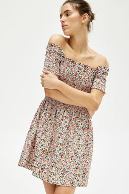 Vestido off-the-shoulder con cuerpo nido de abeja
