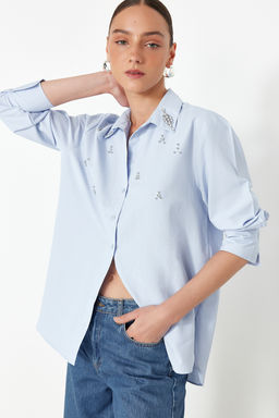 TRENDYOLMILLA Ac?k Mavi Onu Tas Detayl? Regular Normal Kal?p Dokuma Gomlek TWOSS24GO00069 фото 2