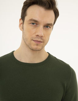 Базовый трикотажный свитер приталенного кроя цвета хаки с круглым вырезом - Cacharel фото 2