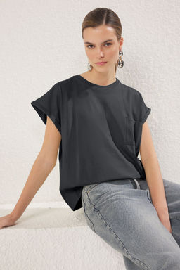 Antrasit %100 Pamuk Relaxed/Rahat Kal?p Cep Detayl? Orme T-Shirt TWOSS25TS00085