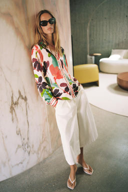 CAMISA SATINADA ESTAMPADO FLORAL / Multicolor