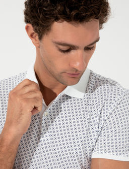 Белая футболка с воротником-поло